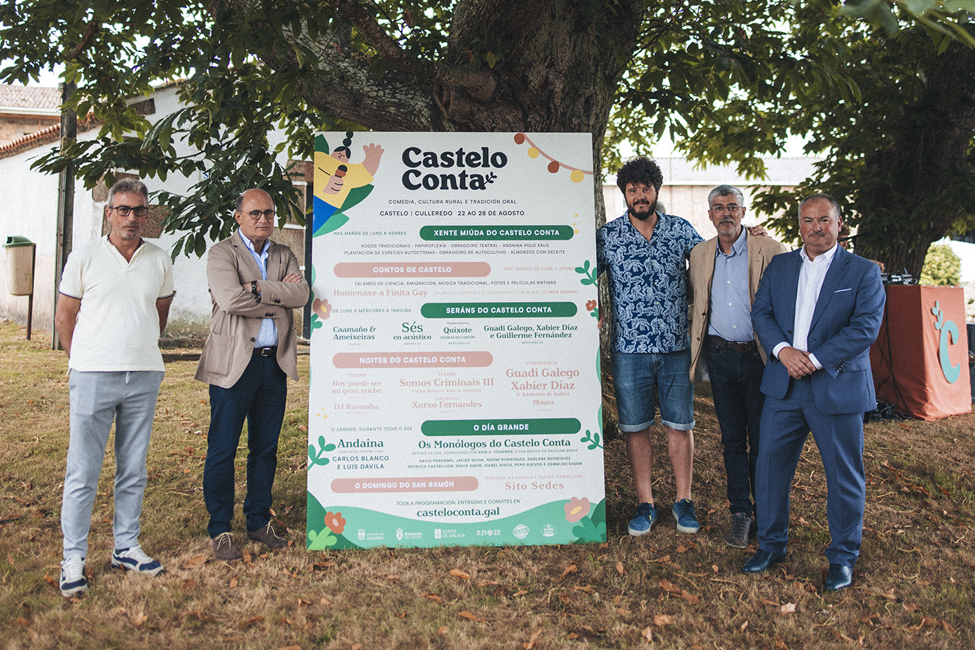 Xosé A. Touriñán, o alcalde de Culleredo e outros representantes políticos durante o acto de presentación do Castelo Conta