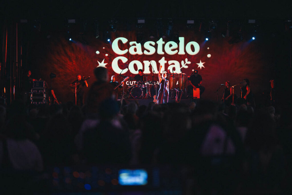 Sés nun momento da actuación no Castelo Conta 2024.